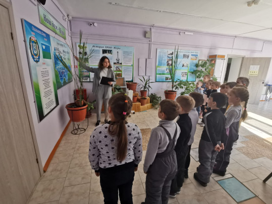 Ребята группы "Пчёлки"  (воспитатель :Колесникова Р. А.) 13 апреля были приглашены на экскурсию в школьный музей "История ХМАО Югры".